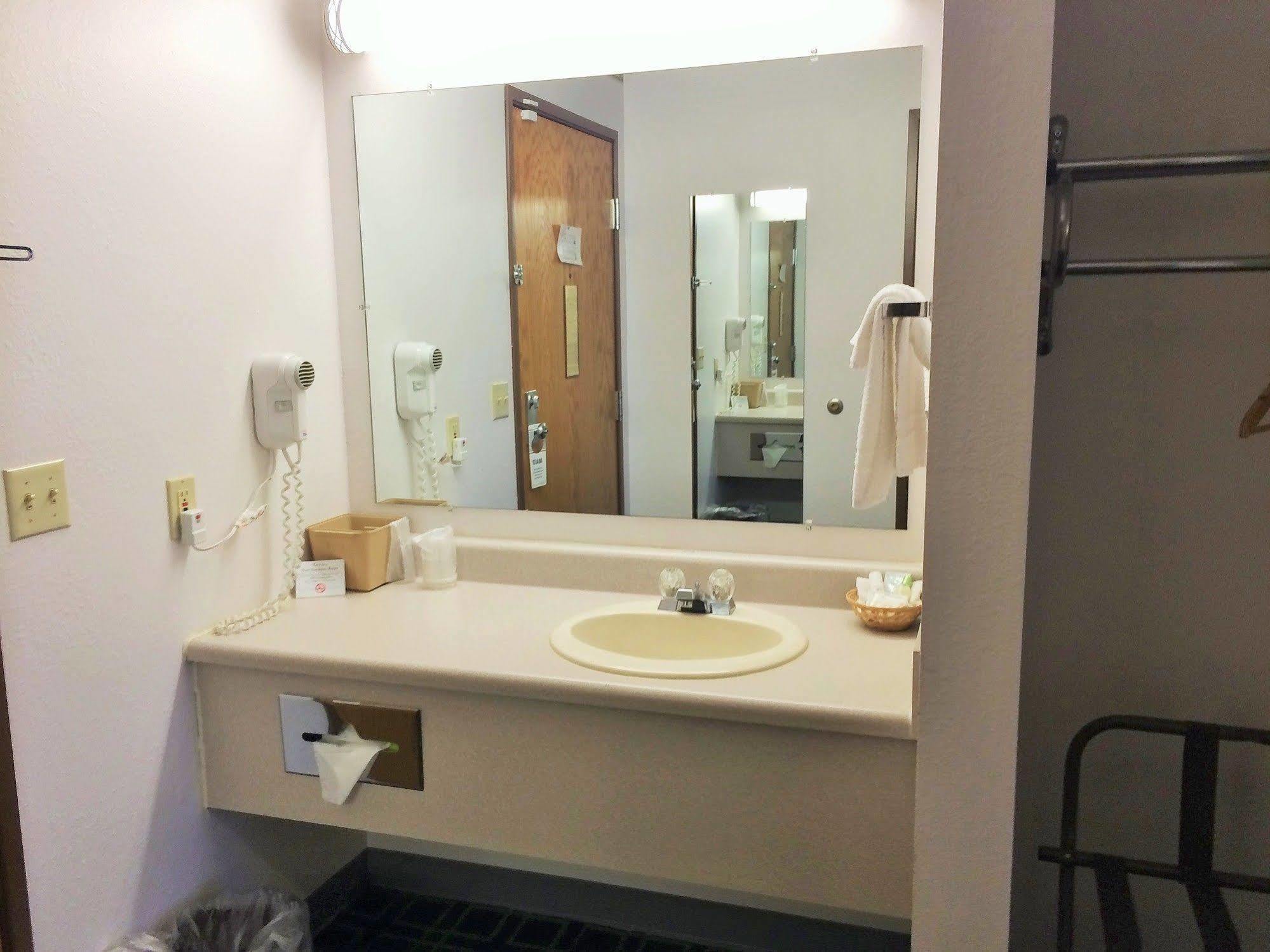 Cobblestone Inn & Suites - Platteville Eksteriør billede